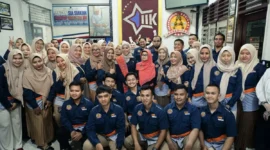 Menkomdigi Meutya Hafid bersama peserta pelatihan jaringan fiber optik untuk siswa SMK di SMK Multi Karya Medan, Sumatera Utara, Sabtu (13/6/2026). ( poto :ANTARA )