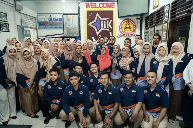Menkomdigi Meutya Hafid bersama peserta pelatihan jaringan fiber optik untuk siswa SMK di SMK Multi Karya Medan, Sumatera Utara, Sabtu (13/6/2026). ( poto :ANTARA )