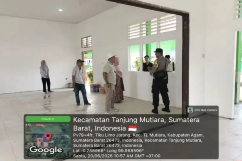 Kepala Dinas Pendidikan dan Kebudayaan Kabupaten Agam Andri meninjau revitalisasi SD terdampak bencana.( poto : ANTARA)