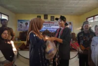 Bupati Dharmasraya Annisa Suci Ramadhani memperkuat pencegahan stunting melalui bantuan gizi ibu hamil.( poto : ANTARA)