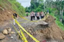 Kapolres Agam AKBP Muari sedang meninjau jalan yang terban di Labuah Sampiak, Jorong Gunggun, Nagari Salareh Aia, Kecamatan Palembayan, Rabu (24/6/2026). ( poto : ANTARA )