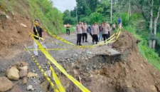 Kapolres Agam AKBP Muari sedang meninjau jalan yang terban di Labuah Sampiak, Jorong Gunggun, Nagari Salareh Aia, Kecamatan Palembayan, Rabu (24/6/2026). ( poto : ANTARA )