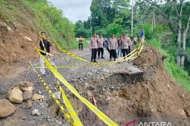 Kapolres Agam AKBP Muari sedang meninjau jalan yang terban di Labuah Sampiak, Jorong Gunggun, Nagari Salareh Aia, Kecamatan Palembayan, Rabu (24/6/2026). ( poto : ANTARA )