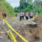 Kapolres Agam AKBP Muari sedang meninjau jalan yang terban di Labuah Sampiak, Jorong Gunggun, Nagari Salareh Aia, Kecamatan Palembayan, Rabu (24/6/2026). ( poto : ANTARA )