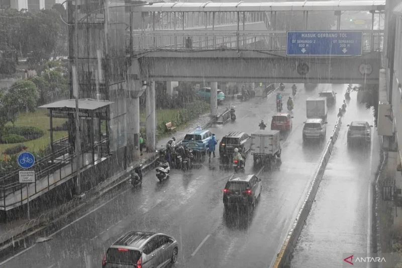 Ilustrasi - Sejumlah pengendara kendaraan bermotor melintas dalam keadaan hujan di Jalan Gatot Subroto, Jakarta Selatan ANTARA/Ilham Kausar