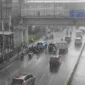 Ilustrasi - Sejumlah pengendara kendaraan bermotor melintas dalam keadaan hujan di Jalan Gatot Subroto, Jakarta Selatan ANTARA/Ilham Kausar