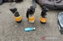 Barang bukti sejumlah botol berisi cairan berbahaya lengkap dengan sumbu pembakar diamankan oleh Polda Metro Jaya saat unjuk rasa( poto : ANTARA )