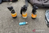 Barang bukti sejumlah botol berisi cairan berbahaya lengkap dengan sumbu pembakar diamankan oleh Polda Metro Jaya saat unjuk rasa( poto : ANTARA )