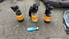 Barang bukti sejumlah botol berisi cairan berbahaya lengkap dengan sumbu pembakar diamankan oleh Polda Metro Jaya saat unjuk rasa( poto : ANTARA )