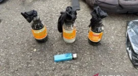 Barang bukti sejumlah botol berisi cairan berbahaya lengkap dengan sumbu pembakar diamankan oleh Polda Metro Jaya saat unjuk rasa( poto : ANTARA )