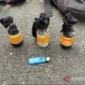 Barang bukti sejumlah botol berisi cairan berbahaya lengkap dengan sumbu pembakar diamankan oleh Polda Metro Jaya saat unjuk rasa( poto : ANTARA )