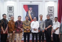 Foto bersama Bupati Solok Jon Firman Pandu dan Bupati Tanah Datar Eka Putra ( poto : ANTARA )