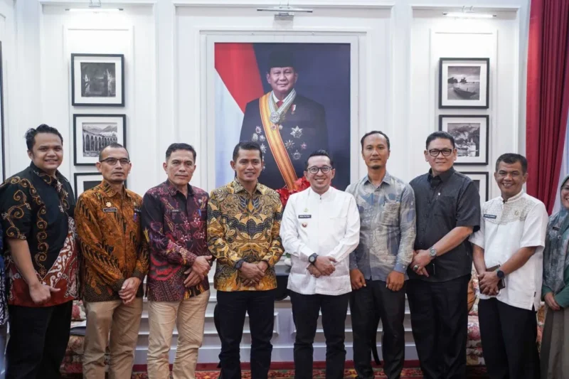 Foto bersama Bupati Solok Jon Firman Pandu dan Bupati Tanah Datar Eka Putra ( poto : ANTARA )