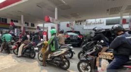 Antrean memanjang di stasiun pengisian bahan bakar umum (SPBU).( ilustrasi poto : ANTARA )