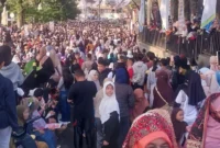 Warga bersemangat berburu kuliner tradisional gratis yang disediakan Pemerintah Kota Bukittinggi dalam rangka penutupan peringatan 100 tahun Jam Gadang.( poto : ANTARA )