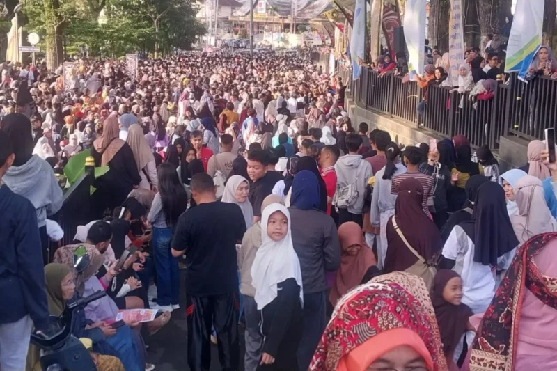 Warga bersemangat berburu kuliner tradisional gratis yang disediakan Pemerintah Kota Bukittinggi dalam rangka penutupan peringatan 100 tahun Jam Gadang.( poto : ANTARA )