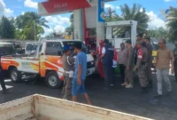 Tim satuan tugas pengawasan Bahan Bakar Minyak (BBM) saat melakukan razia di Stasiun Pengisian Bahan Bakar Umum (SPBU).( poto : ANTARA)