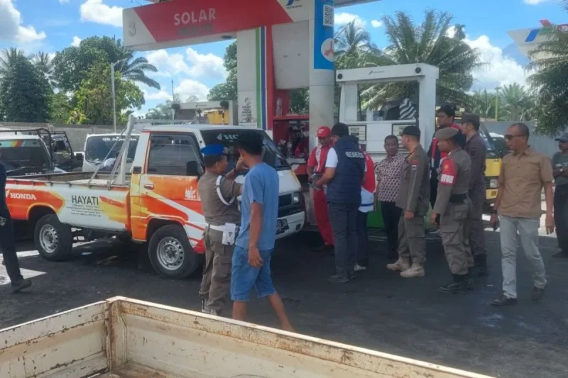 Tim satuan tugas pengawasan Bahan Bakar Minyak (BBM) saat melakukan razia di Stasiun Pengisian Bahan Bakar Umum (SPBU).( poto : ANTARA)