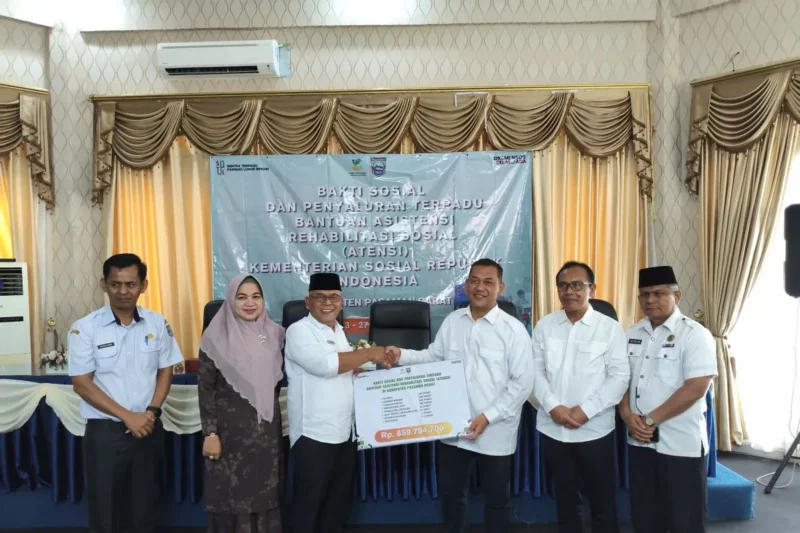 Bupati Pasaman Barat Yulianto saat menerima bantuan bantuan Asistensi Rehabilitasi Sosial (ATENSI) dari Kemensos , Rabu (24/6/2026).( poto : ANTARA )