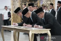 Kementerian Imigrasi dan Pemasyarakatan mengadakan upacara pengambilan sumpah jabatan di Aula Jusuf Adiwinata, Gedung Kementerian di Jakarta.( poto : ANTARA )