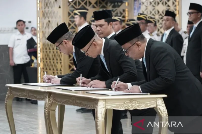 Kementerian Imigrasi dan Pemasyarakatan mengadakan upacara pengambilan sumpah jabatan di Aula Jusuf Adiwinata, Gedung Kementerian di Jakarta.( poto : ANTARA )