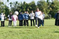 Wali Kota Pariaman, Yota Balad, melakukan tendangan pertama di Lapangan Sepak Bola AMS Pauh, Rabu (17/6/2026).( poto : infosumbar.net )