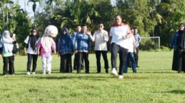 Wali Kota Pariaman, Yota Balad, melakukan tendangan pertama di Lapangan Sepak Bola AMS Pauh, Rabu (17/6/2026).( poto : infosumbar.net )