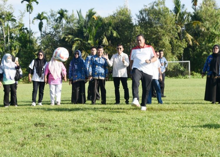 Wali Kota Pariaman, Yota Balad, melakukan tendangan pertama di Lapangan Sepak Bola AMS Pauh, Rabu (17/6/2026).( poto : infosumbar.net )