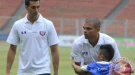 Pesepakbola Portugal Kepler Laveran Lima Ferreira atau Pepe (tengah) bersama pesepakbola Spanyol Alvaro Arbeloa Coca (kiri) disela coaching clinic ( poto : ANTARA )