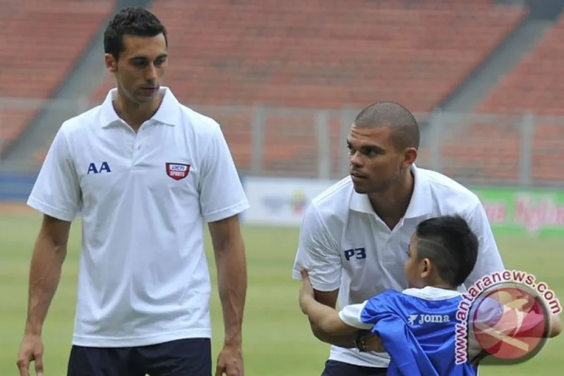Pesepakbola Portugal Kepler Laveran Lima Ferreira atau Pepe (tengah) bersama pesepakbola Spanyol Alvaro Arbeloa Coca (kiri) disela coaching clinic ( poto : ANTARA )