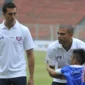 Pesepakbola Portugal Kepler Laveran Lima Ferreira atau Pepe (tengah) bersama pesepakbola Spanyol Alvaro Arbeloa Coca (kiri) disela coaching clinic ( poto : ANTARA )