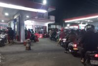 SPBU Garegeh Bukittinggi menunjukkan antrean panjang terjadi di jalur pengisian Pertalite.( poto : infosumbar.net )