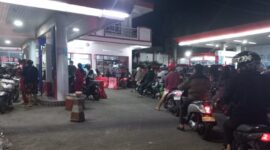 SPBU Garegeh Bukittinggi menunjukkan antrean panjang terjadi di jalur pengisian Pertalite.( poto : infosumbar.net )