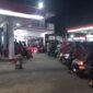 SPBU Garegeh Bukittinggi menunjukkan antrean panjang terjadi di jalur pengisian Pertalite.( poto : infosumbar.net )