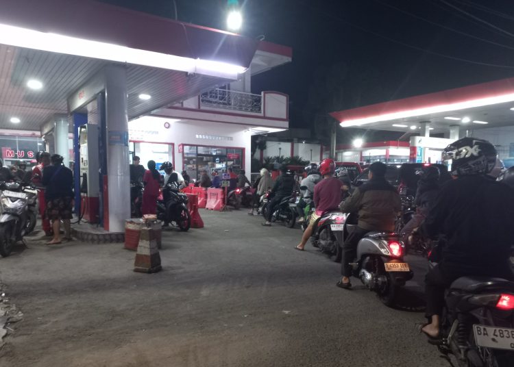 SPBU Garegeh Bukittinggi menunjukkan antrean panjang terjadi di jalur pengisian Pertalite.( poto : infosumbar.net )