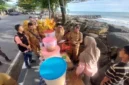Dinas Pariwisata Kota Padang didampingi Kecamatan Padang Barat dan Lurah membagikan surat pemberitahuan kepada para PKL di kawasan Pantai Padang terkait rencana penataan kawasan tersebut.( poto : padangkita.com )