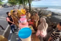 Dinas Pariwisata Kota Padang didampingi Kecamatan Padang Barat dan Lurah membagikan surat pemberitahuan kepada para PKL di kawasan Pantai Padang terkait rencana penataan kawasan tersebut.( poto : padangkita.com )
