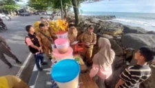 Dinas Pariwisata Kota Padang didampingi Kecamatan Padang Barat dan Lurah membagikan surat pemberitahuan kepada para PKL di kawasan Pantai Padang terkait rencana penataan kawasan tersebut.( poto : padangkita.com )