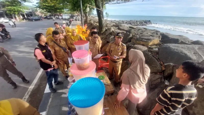 Dinas Pariwisata Kota Padang didampingi Kecamatan Padang Barat dan Lurah membagikan surat pemberitahuan kepada para PKL di kawasan Pantai Padang terkait rencana penataan kawasan tersebut.( poto : padangkita.com )