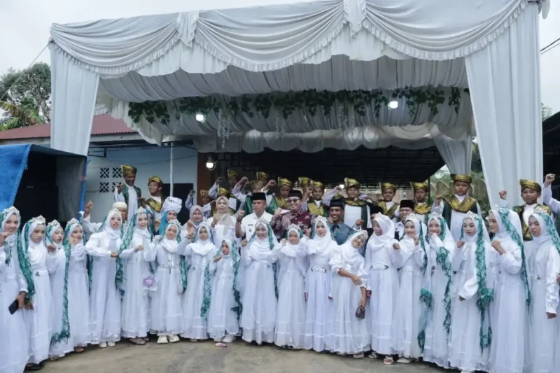 Elzadaswarman menghadiri kegiatan khatam Al-Qur’an 47 santri di Mushalla Darul Hikmah, Cubadak Aia, Kelurahan Tigo Koto Diate, Kecamatan Payakumbuh Utara, Rabu (24/6/2026).( poto : mediasumbar.com )