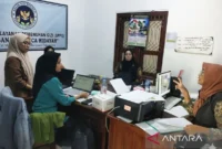 Petugas saat melakukan monitoring dan evaluasi (Monev) pada beberapa dapur SPPG di Tulungagung. ( poto : ANTARA)
