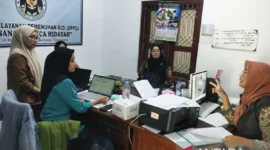 Petugas saat melakukan monitoring dan evaluasi (Monev) pada beberapa dapur SPPG di Tulungagung. ( poto : ANTARA)