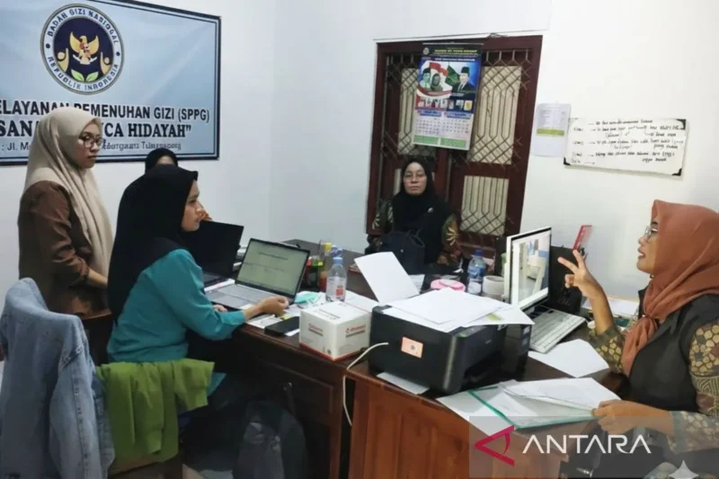 Petugas saat melakukan monitoring dan evaluasi (Monev) pada beberapa dapur SPPG di Tulungagung. ( poto : ANTARA)