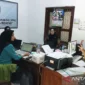 Petugas saat melakukan monitoring dan evaluasi (Monev) pada beberapa dapur SPPG di Tulungagung. ( poto : ANTARA)