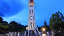 Peringatan 100 tahun Jam Gadang memperkuat posisi Bukittinggi sebagai kota bersejarah.( poto : dok. indonesia kaya )