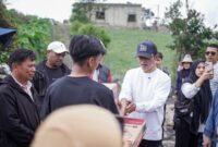 Bupati Solok Jon Firman Pandu turun langsung ke lokasi kebakaran di Jorong Rimbo Data, Nagari Sungai Nanam, Kecamatan Lembah Gumanti.( poto : infosumbar.net )