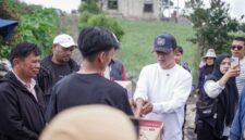 Bupati Solok Jon Firman Pandu turun langsung ke lokasi kebakaran di Jorong Rimbo Data, Nagari Sungai Nanam, Kecamatan Lembah Gumanti.( poto : infosumbar.net )