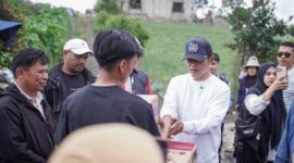 Bupati Solok Jon Firman Pandu turun langsung ke lokasi kebakaran di Jorong Rimbo Data, Nagari Sungai Nanam, Kecamatan Lembah Gumanti.( poto : infosumbar.net )
