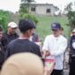 Bupati Solok Jon Firman Pandu turun langsung ke lokasi kebakaran di Jorong Rimbo Data, Nagari Sungai Nanam, Kecamatan Lembah Gumanti.( poto : infosumbar.net )