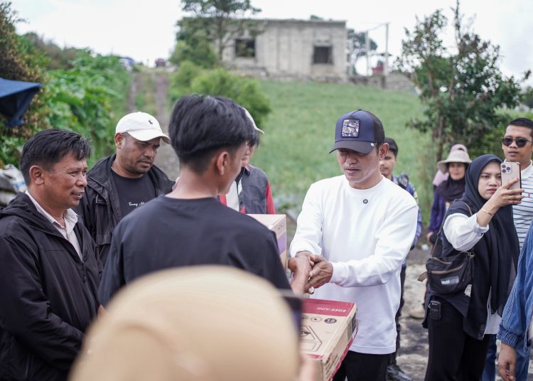 Bupati Solok Jon Firman Pandu turun langsung ke lokasi kebakaran di Jorong Rimbo Data, Nagari Sungai Nanam, Kecamatan Lembah Gumanti.( poto : infosumbar.net )